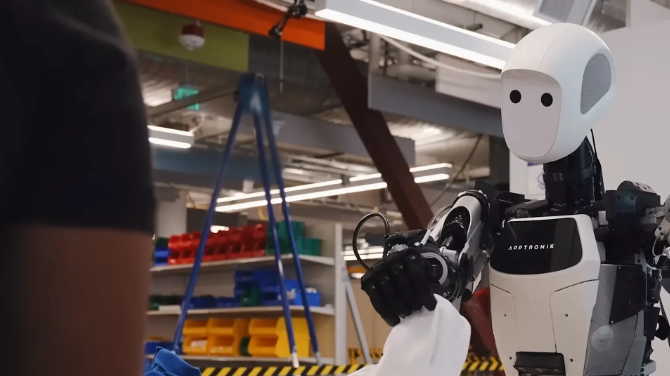 DeepMind高管直言：通用机器人需一次重大突破！Gemini 1.5双模型架构破解推理难题，数据瓶颈成终极挑战