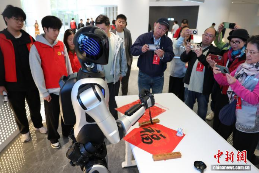 京东推出机器人救护车服务；特斯拉上海工厂将支撑Optimus人形机器人量产；奇瑞与埃墨嘉达成合作共建具身智能生态系统