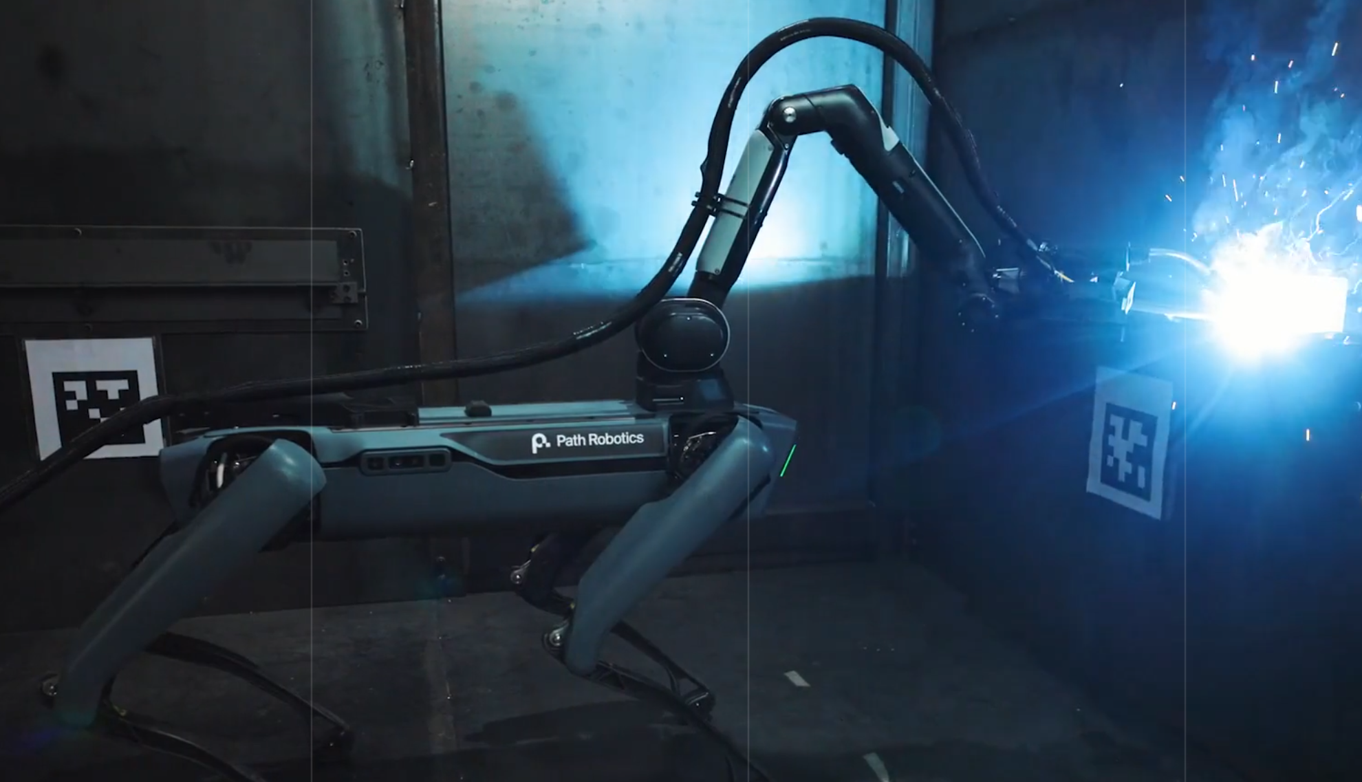 智元远征半人形机器人龙旗产线完成实测验证；特斯拉将披露AMR物流系统路线图；海菲克斯融资研发机器人高精度定位芯片