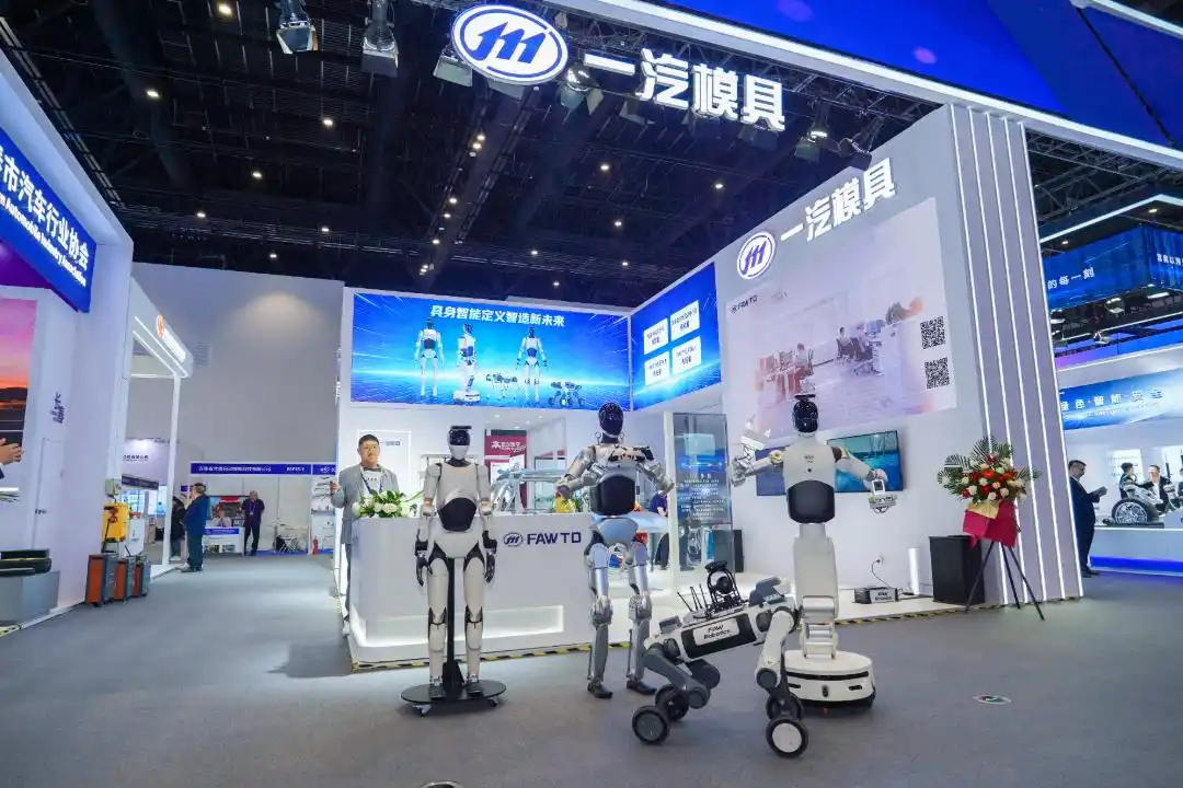 一汽全尺寸人形机器人完成全球首秀；小鹏发布人形机器人量产技术参数；灵初智能发布的具身模型位列全球第一；