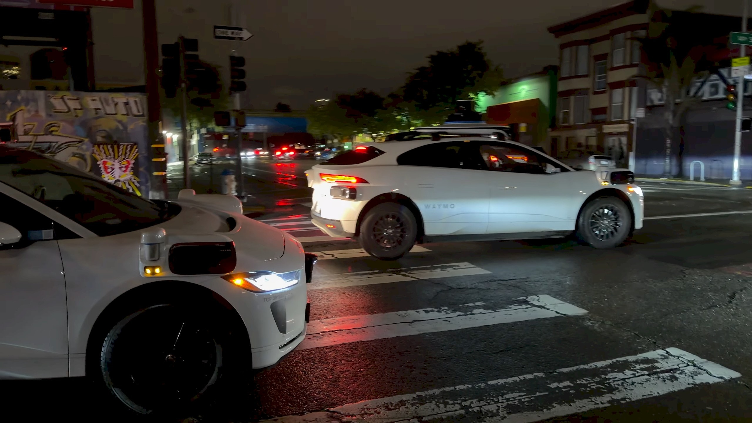 小鹏收购印尼电动车厂九成股权；Waymo全面暂停Robotaxi的高速路运营服务；舍弗勒与中科创联合开发面向下一代汽车架构的中央计算平台
